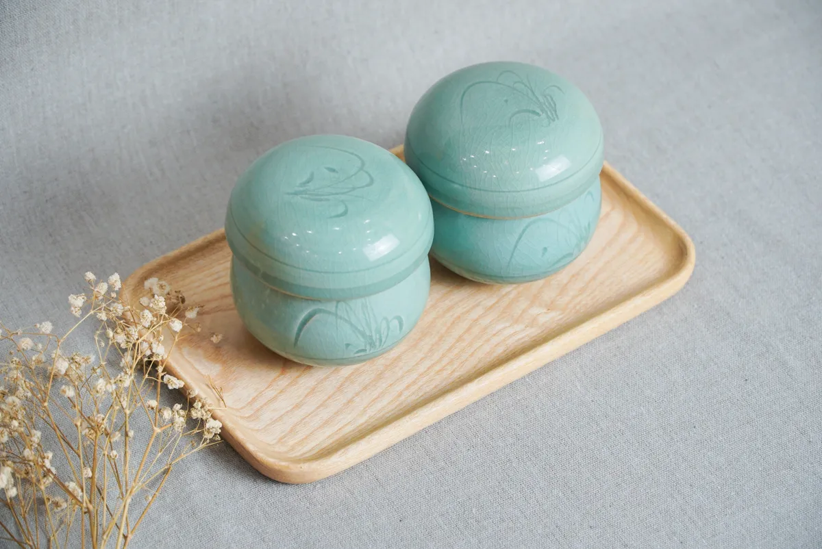 Khay Tần Bì với hũ gốm men ngọc và trà