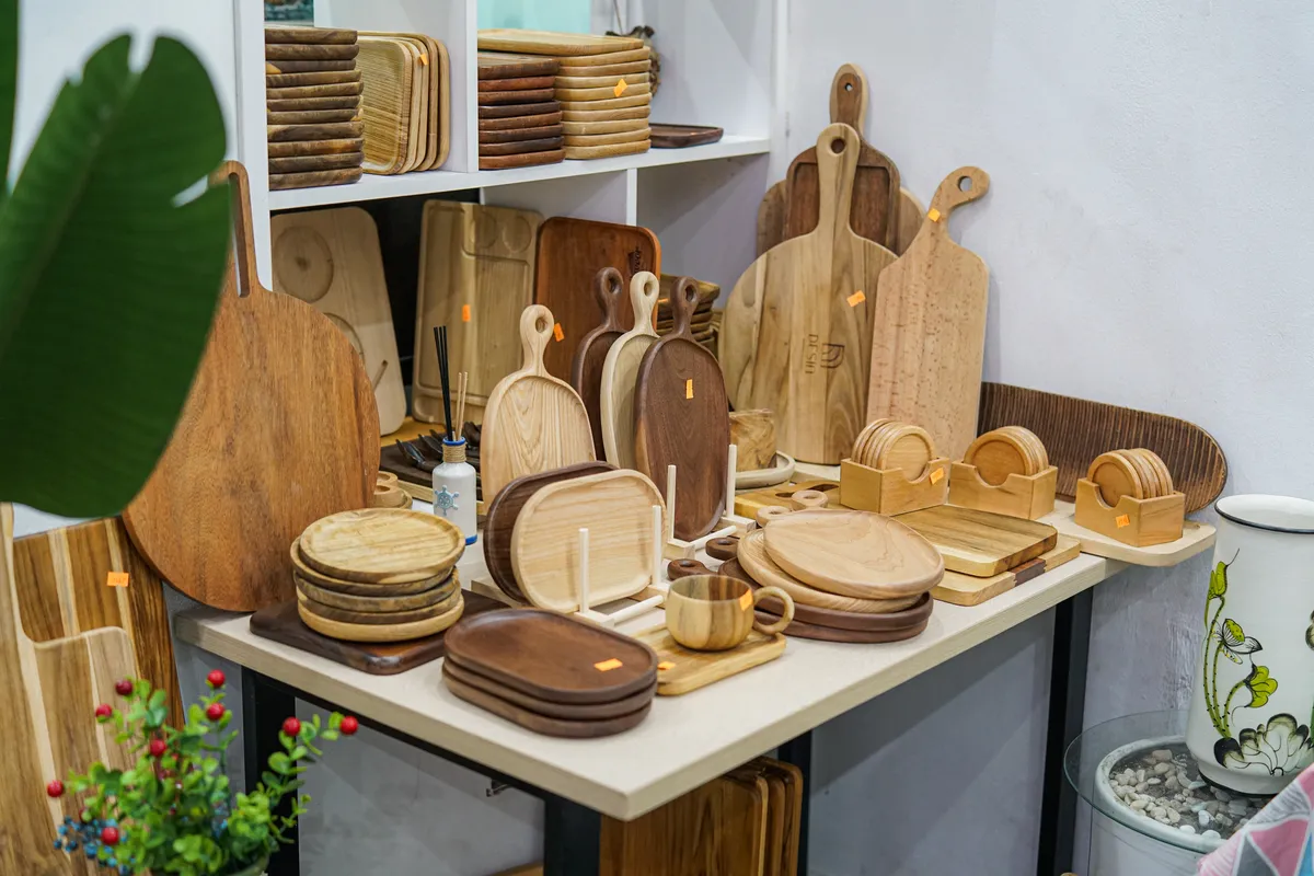Kệ trưng bày thớt và khay gỗ