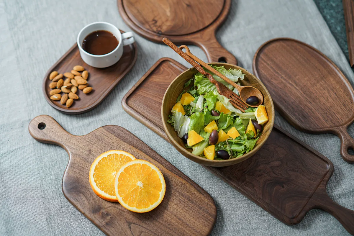 Bộ thớt, khay gỗ Óc Chó phục vụ salad, cafe và bánh