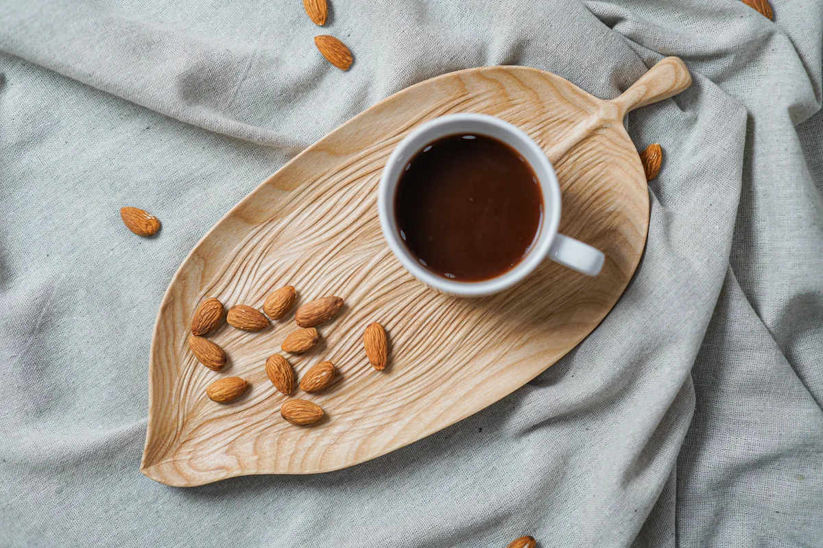Khay lá gỗ Tần Bì với tách cafe và hạnh nhân